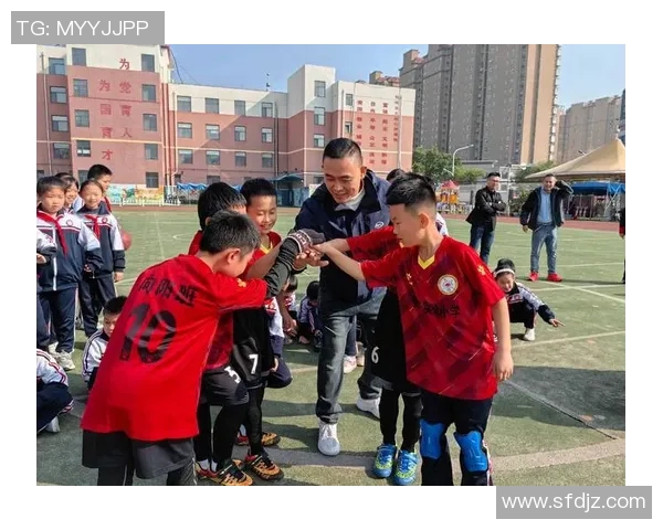 足球明星亲民活动与群众同场踢球展现友谊与热情的精彩瞬间 足球明星亲民活动与群众同场踢球展现友谊与热情的精彩瞬间