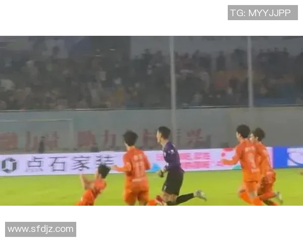 足球明星跪滑庆祝瞬间引发热议球迷热情回应展现激情与团结